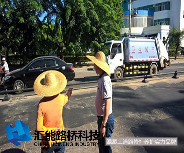 水泥路面裂縫，用SC型修補(bǔ)料.jpg